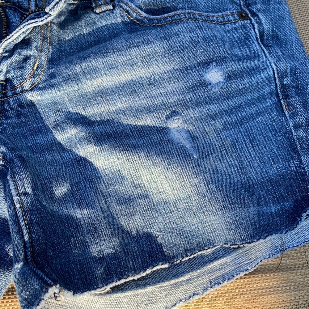 AE stretchy distressed soft medium wash jean shorts size 4 - Picture 3 of 6